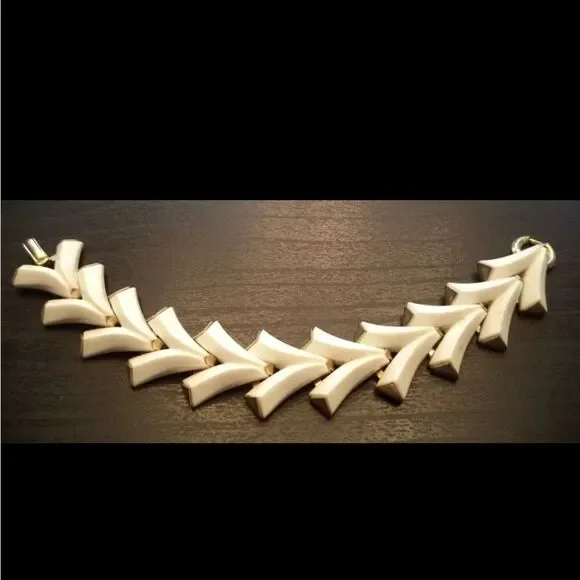 Mid Century Modern Crown Trifari White and Gold Tone Chevron Bracelet7 7 1/4 - Picture 4 of 14